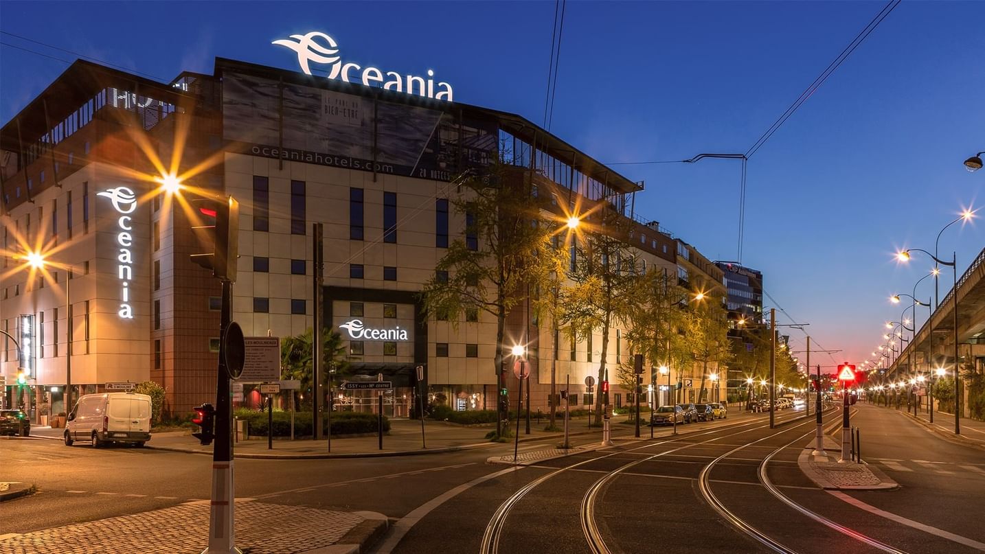 Vue extérieure et entrée de l'Hôtel Oceania Paris Porte de Versailles