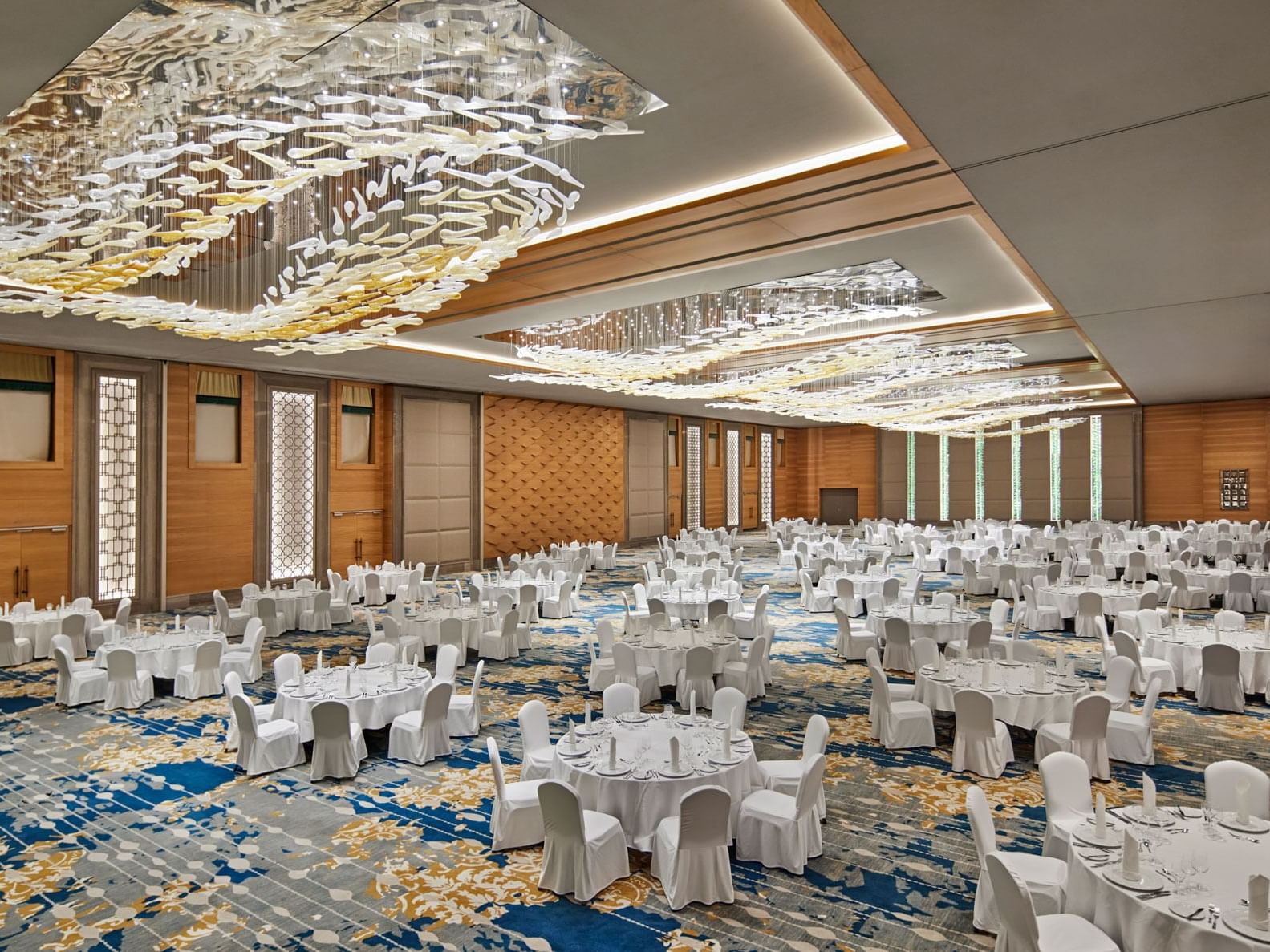 Banketttischbestuhlung im Ballsaal I+II+III an der Titanic Chaussee Berlin