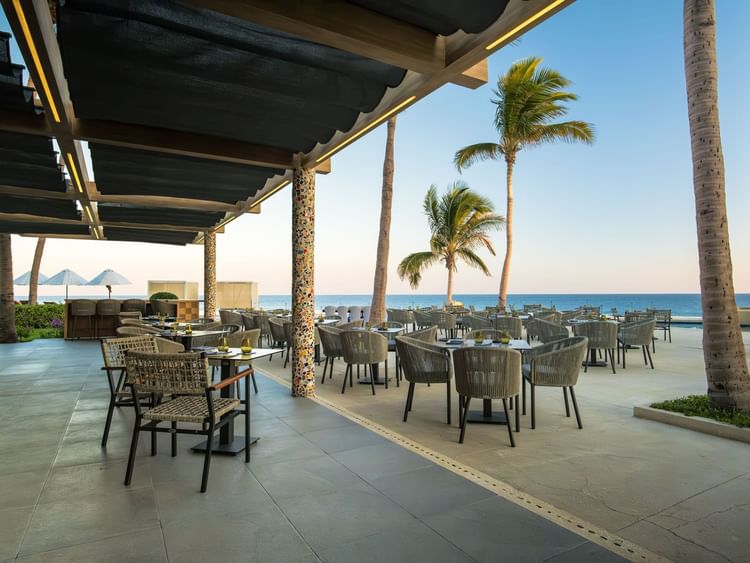 Mesas y sillas en Pérgola, restaurante con vista al mar en Marquis Los Cabos Resort & Spa, San José del Cabo.