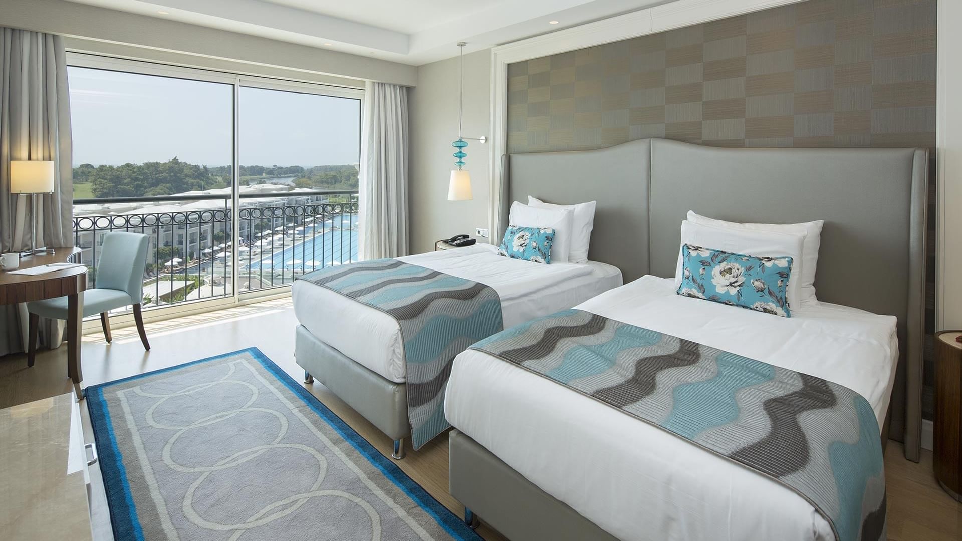 Corner Suite в Titanic Deluxe Golf Belek — комфорт и стиль для идеального отдыха.