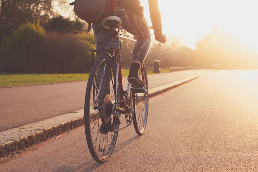 A man riding a bicycle near Richmond Hill Hotel