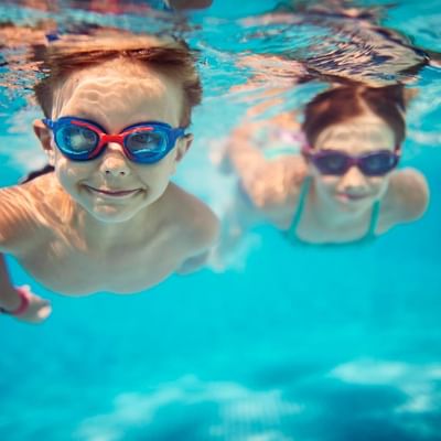 Underwater portrait of the 2 kids at Falkensteiner Hotels