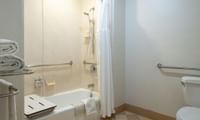 The Safari Inn - Accessible Standard King Bathroom
