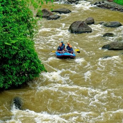 A rafting group on a rough stream near Falkensteiner Hotels