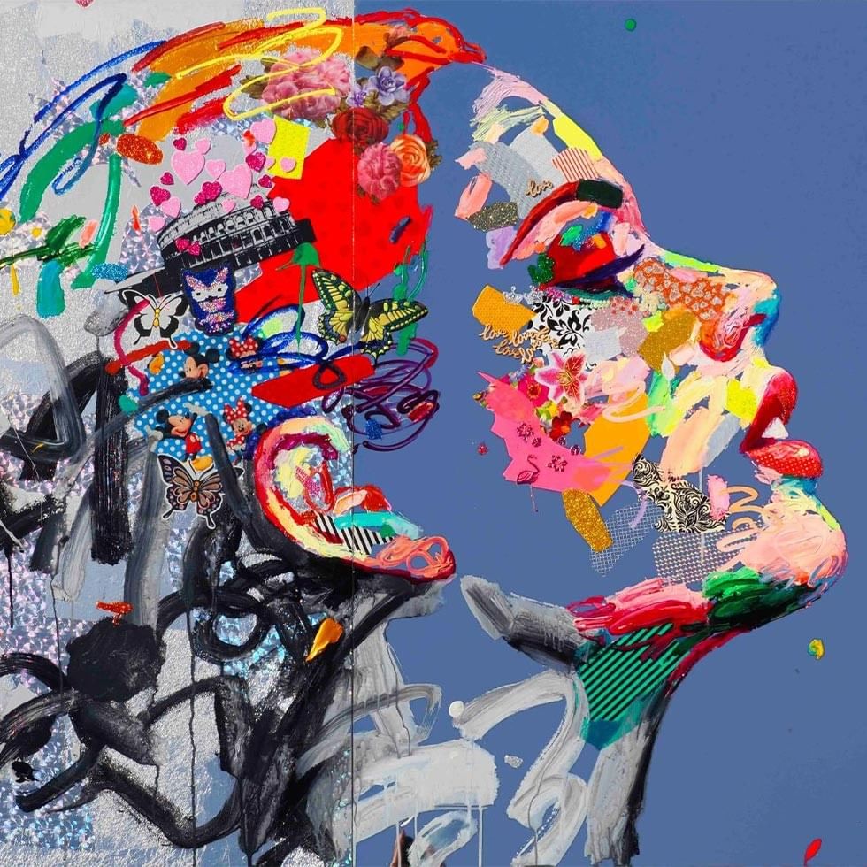 Abstraktes Kunstwerk mit bunten, gemischten Mustern und Formen auf blauem Hintergrund, das Gesichter darstellt.