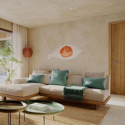 Soggiorno con divano, tavolino, sedia, borsa, vista sul mare e decorazioni murali.