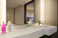 Coast Prince George Hotel by APA - Presidential Suite Bathroom