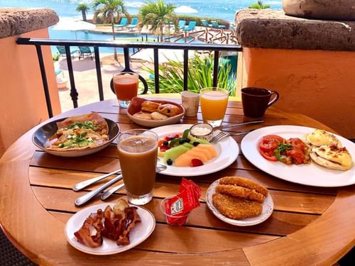 Mesa del restaurante Tomates con desayuno completo y vistas tropicales al mar en Hacienda del Mar Los Cabos