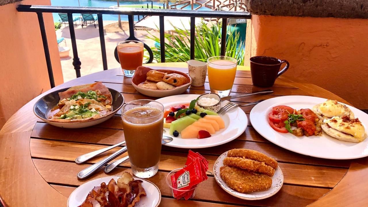 Mesa del restaurante Tomates con desayuno completo y vistas tropicales al mar en Hacienda del Mar Los Cabos
