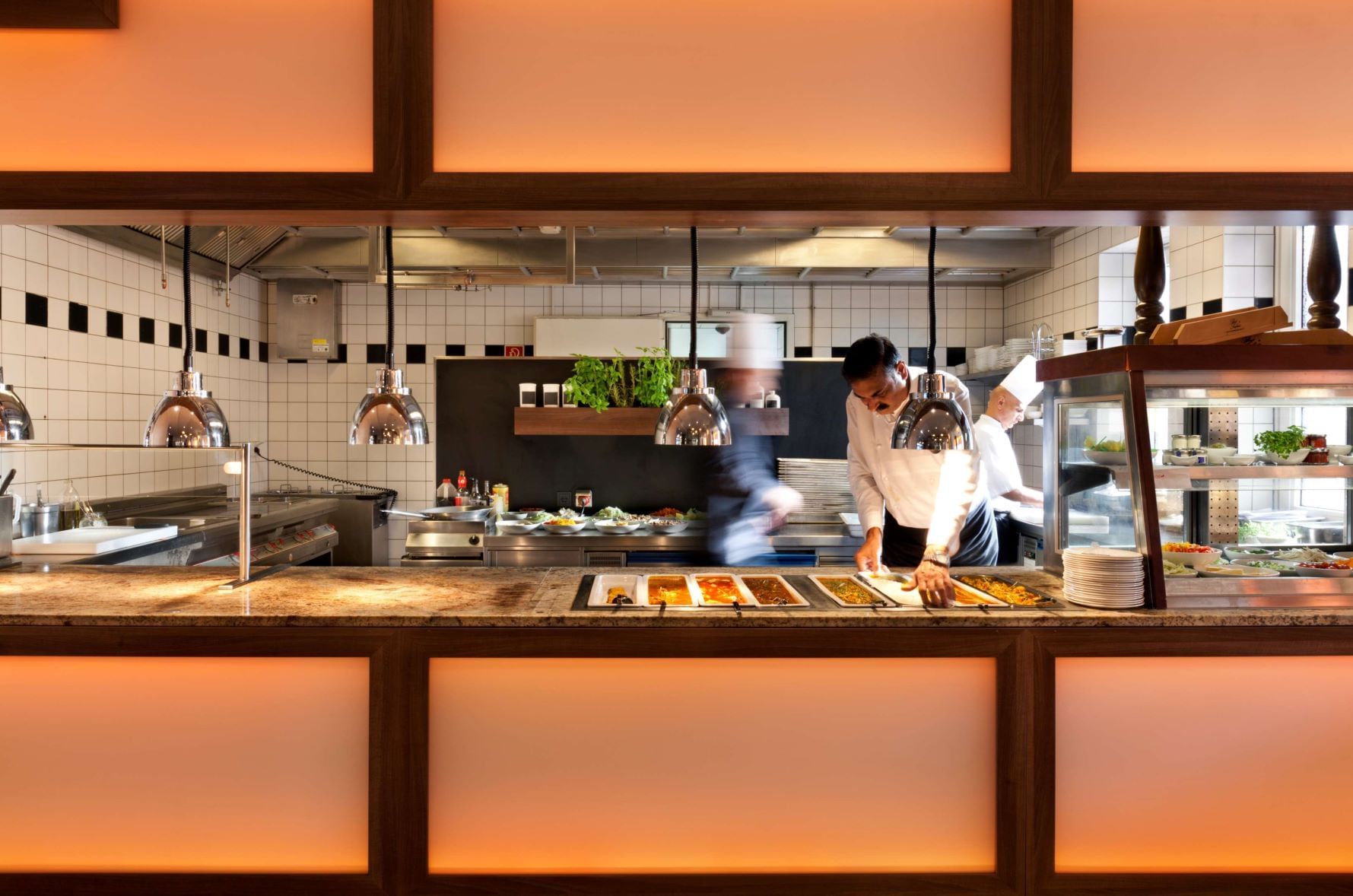 Chef working at a buffet in Flemings Frankfurt Main-Riverside