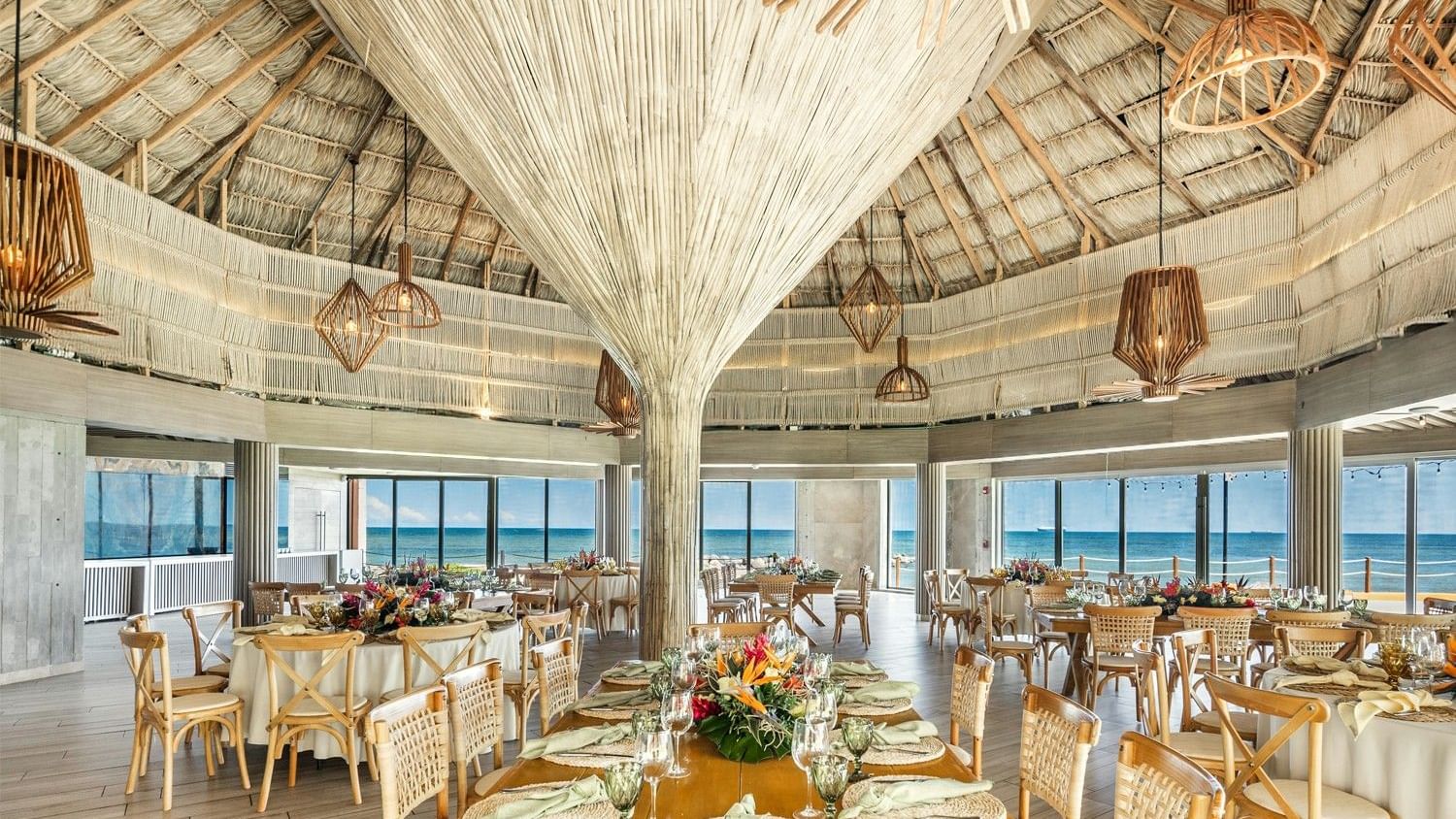Dining area with ocean view at Grand Fiesta Americana Veracruz.