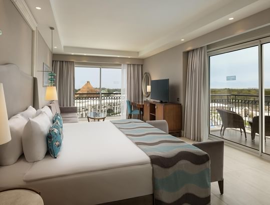 Antalya'daki Titanic Deluxe Golf Belek'in köşe süitinin iç mekan görünümü.