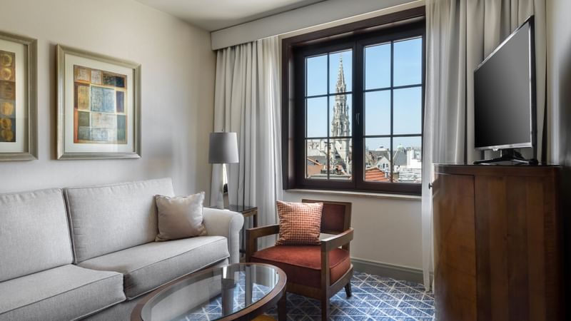 Lounge area with sofa and TV in Warwick Suite at Warwick Brussels