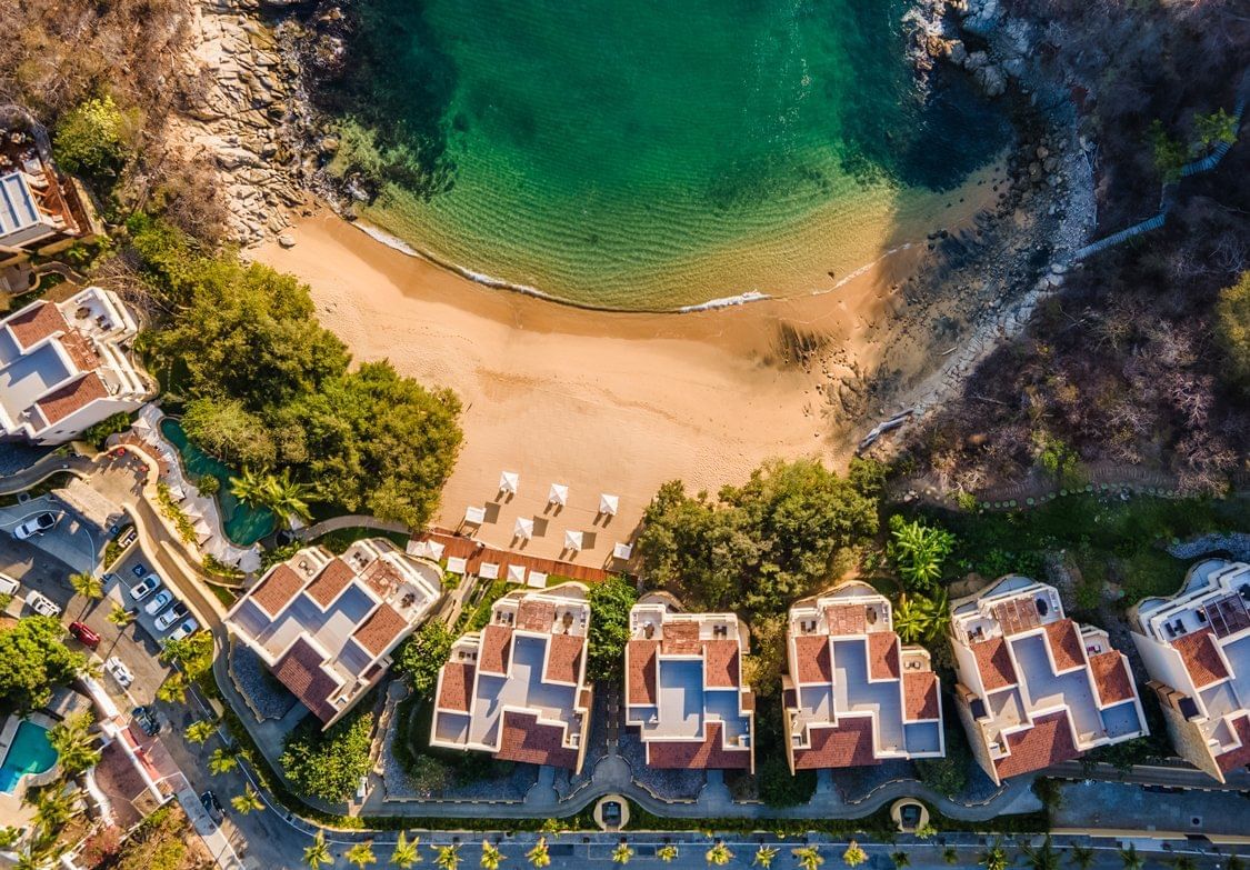 Vista aérea del hotel y playa de Curamoria Collection