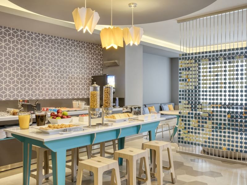 Zona buffet en la sala de desayunos de One Hotels