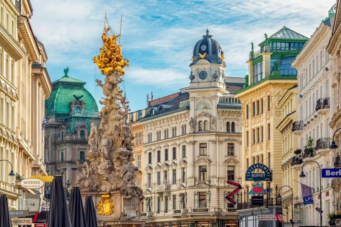 Der Graben in Wien mit der barocken Pestsäule, umgeben von historischen Gebäuden und Geschäften.