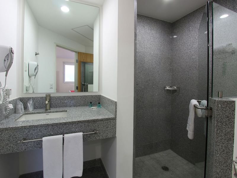 Baño en habitación Superior 2 doble en One Hotels