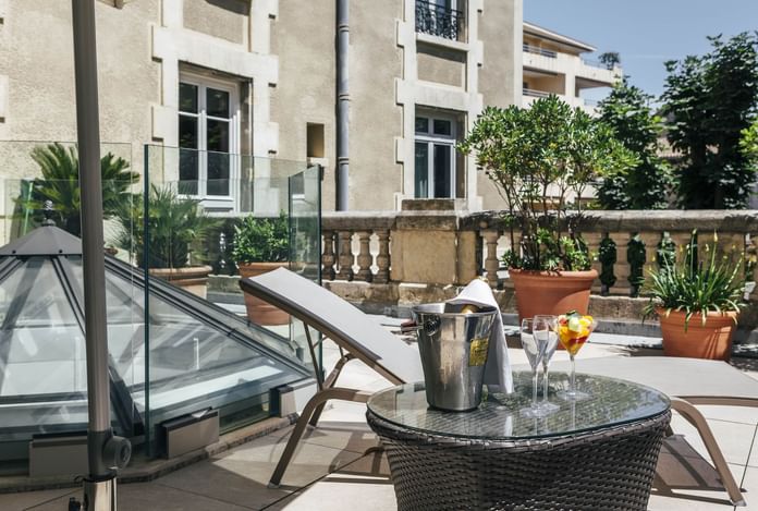 Boissons servies sur la terrasse du toit avec chaises longues aux Hôtels Oceania