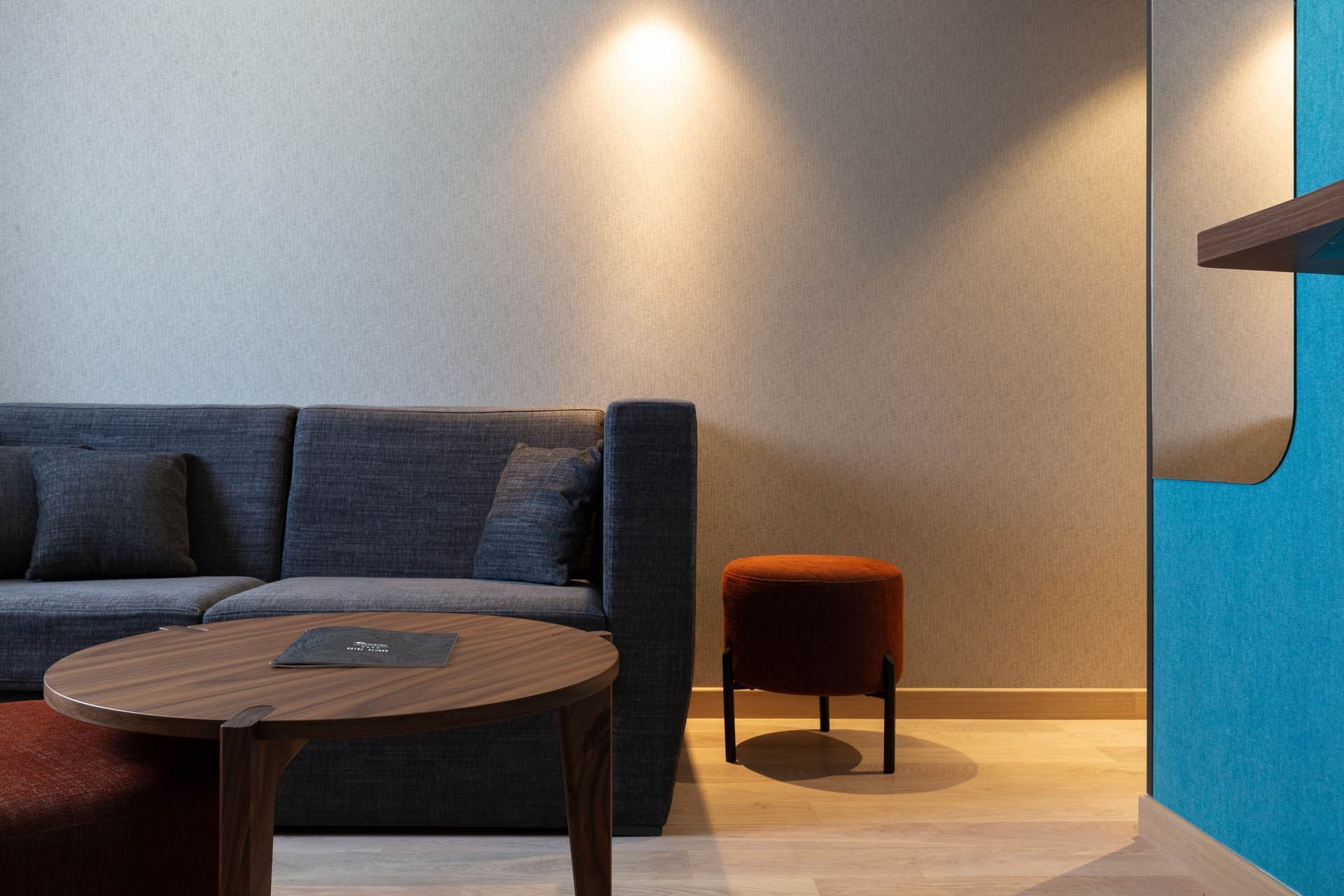 Canapé confortable dans un coin salon, Oceania Paris Porte de Versailles