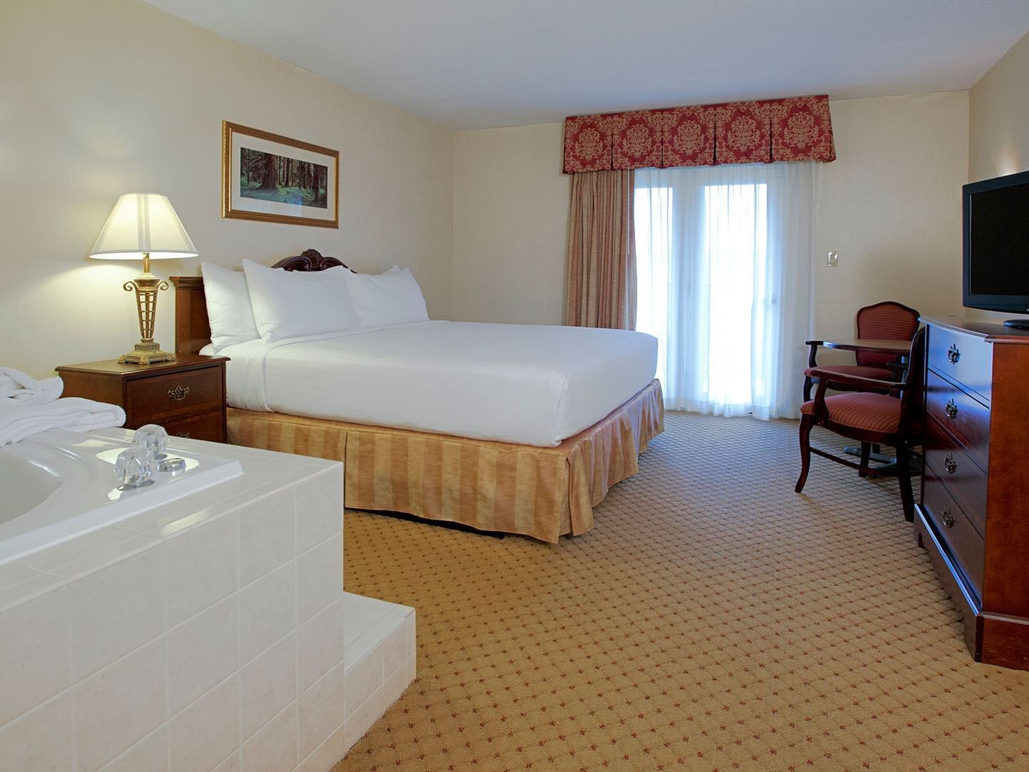 Superior King Room with a jacuzzi at Music Road Resort