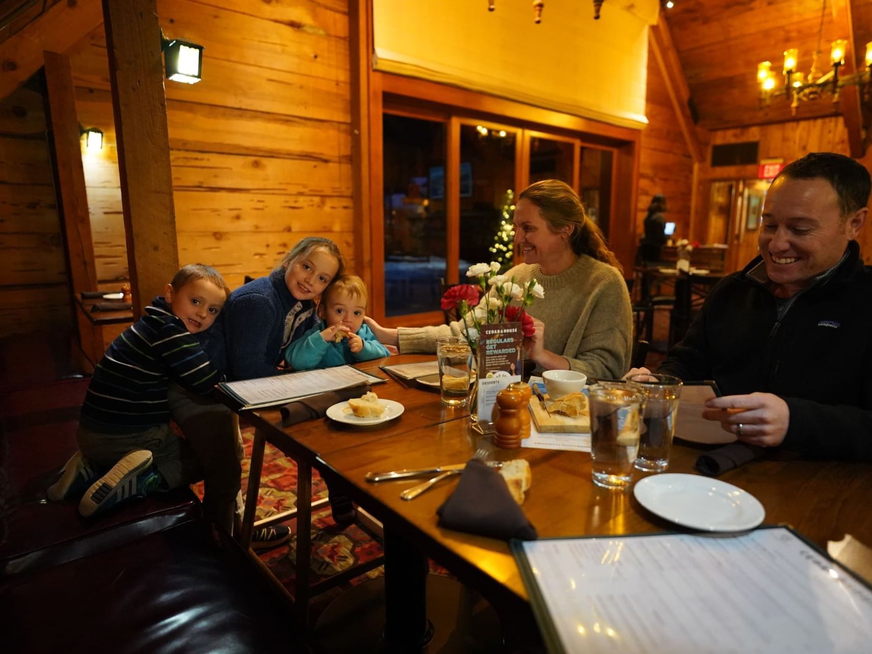 Family enjoying dinner at Granlibakken's Cedar House Pub