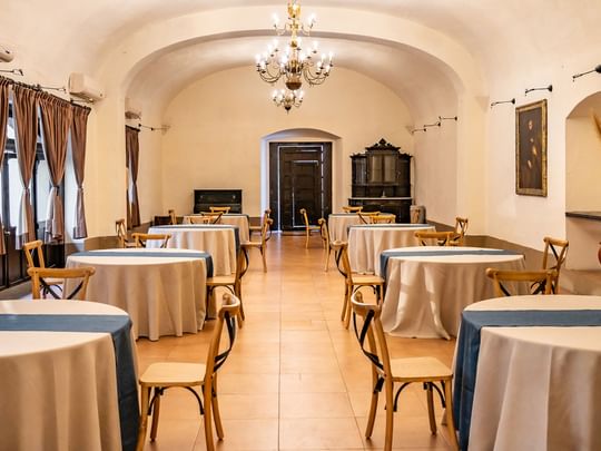 Elegantly arranged dining area with chandeliers and artwork in 5 de Mayo at Quinta Real Puebla, Heroica Puebla de Zaragoza.