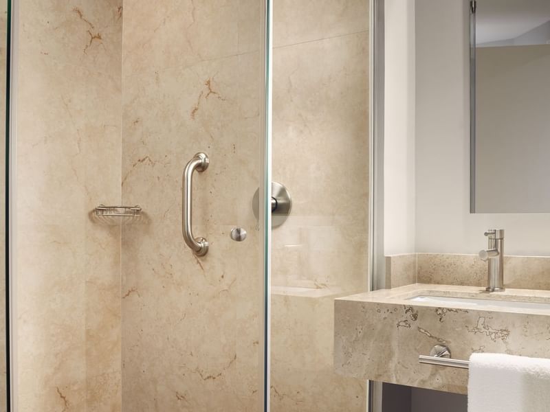 Área de tocador en habitación Doble Superior de One Hotels