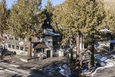 The hotel exterior & sign board of Alpenhof Lodge