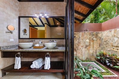 A Bathroom with outdoor shower at Rio Celeste Hideaway