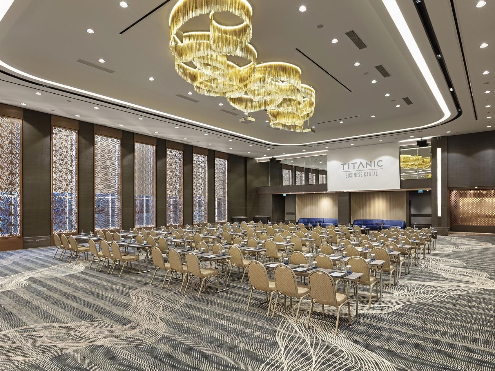 Titanic Business Kartal’daki Karina salonunda, masa ve sandalyelerle düzenlenmiş tiyatro tipi büyük etkinlik alanı.