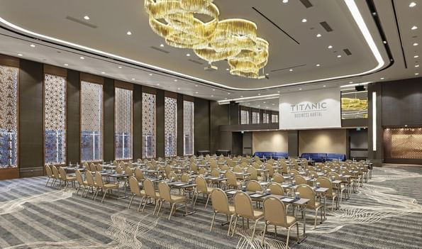 Titanic Business Kartal'daki Karina 1 salonunda, tiyatro düzeninde yerleştirilmiş masa ve sandalyelerle büyük bir etkinlik alanı bulunmaktadır.