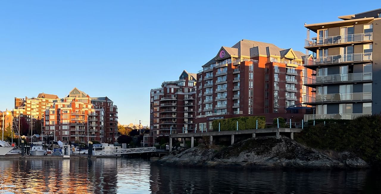 Coast Victoria Hotel & Marina by APA Exterior