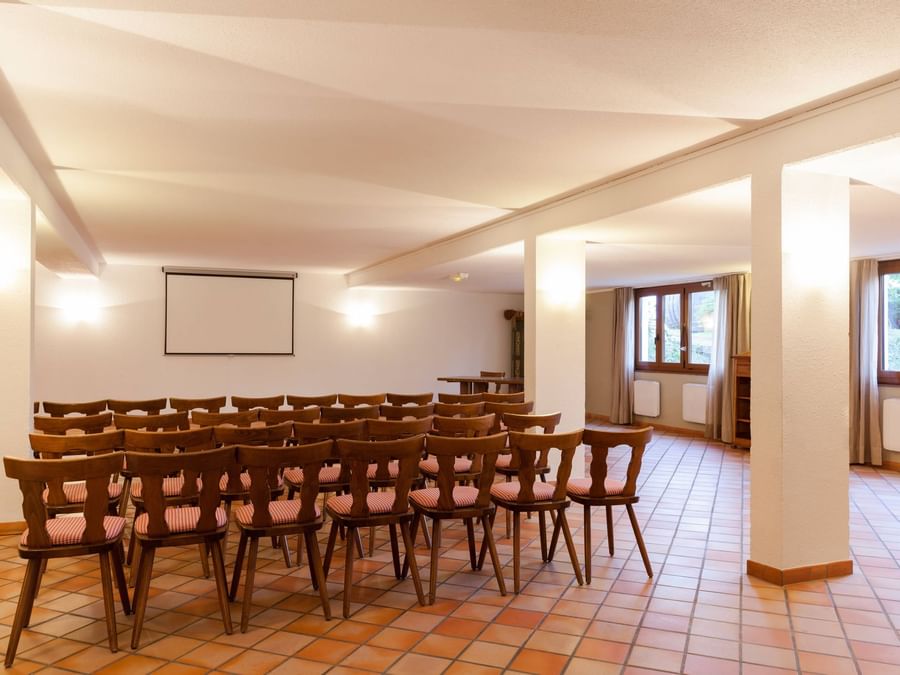 Interior of a meeting room at Le Verger des Chateaux