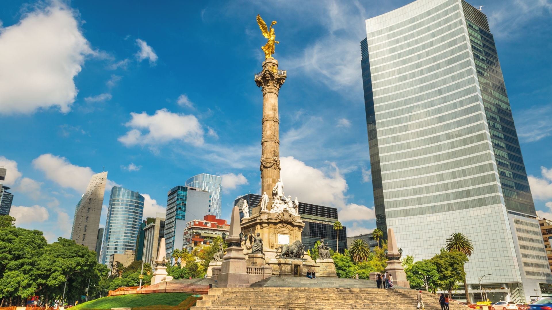 Vista de ángulo bajo de una estatua cerca de la Colección Curamoria