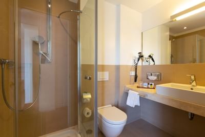 Aimia Hotel - Doppelzimmer Standard - Badezimmer