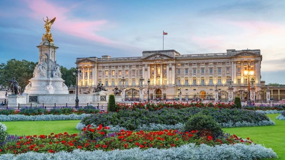 buckingham palace visit from outside