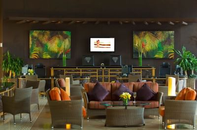 Foto del hotel: área de recepción con un conjunto de sofás cómodos y el mostrador de recepción de Sunset Plaza Beach Resort