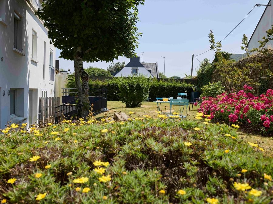 Vue du jardin fleuri et terrasse de l'Hôtel La Marébaudière.