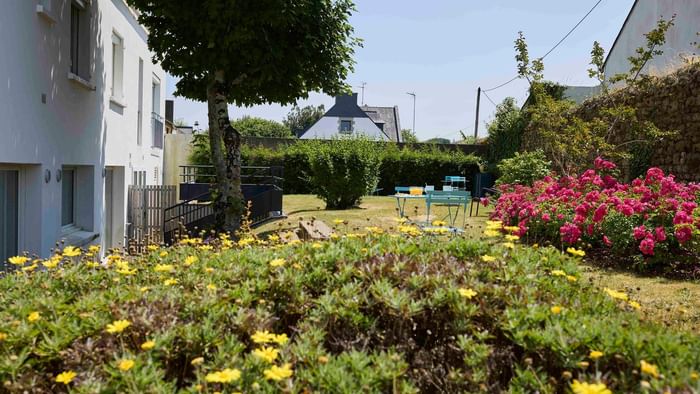 Vue du jardin fleuri et terrasse de l'Hôtel La Marébaudière.