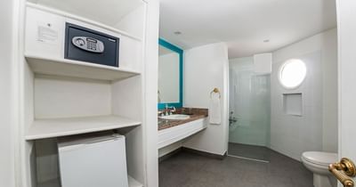 Bathroom with vanity & shower area in Junior Suite at Le Manoir Bogotá Hotel