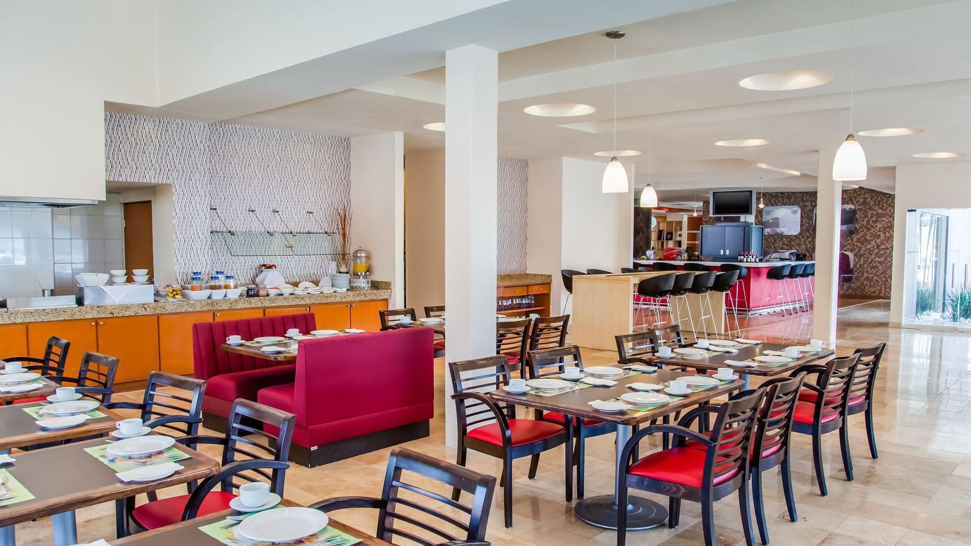 Dining tables in a Restaurant at Fiesta Inn Monterrey Fundidora