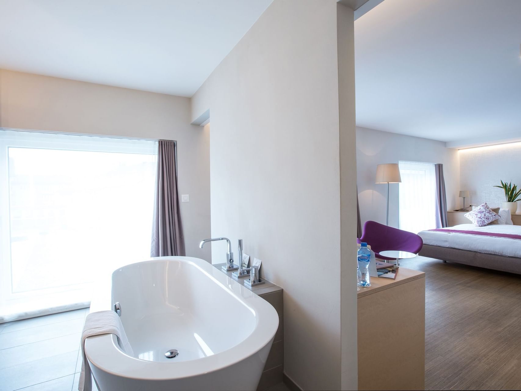 Bathtub & bedroom in Junior suite at Best Western Spirgarten​​