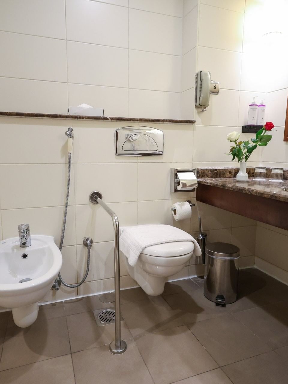 غرفة مجهزة لذوي الاحتياجات الخاصة - الحمام_2