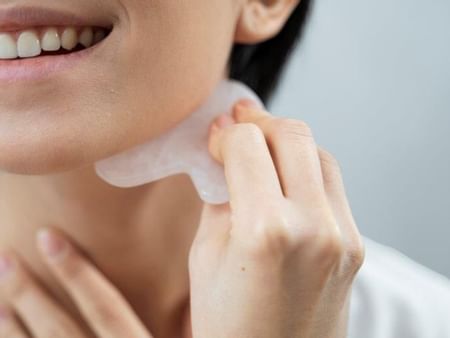 masaje con piedra gua sha