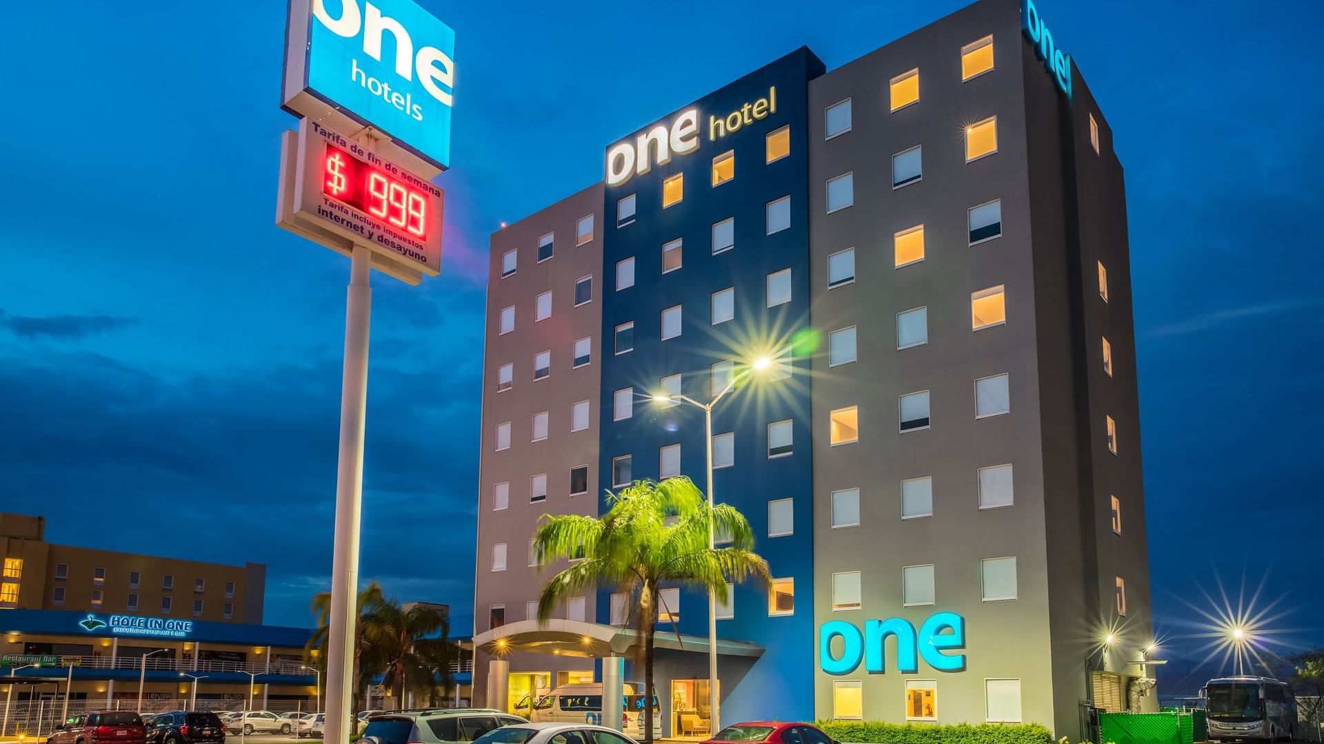 Exterior view of the parking at One Monterrey Aeropuerto