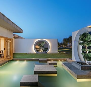 Nori Asian Restaurant в Titanic Deluxe Golf Belek — азиатская элегантность с видом на отражающий бассейн.