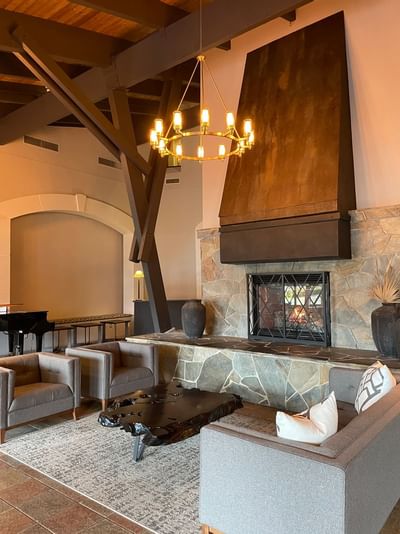 Lobby area with chandelier at Manteo Resort Waterfront