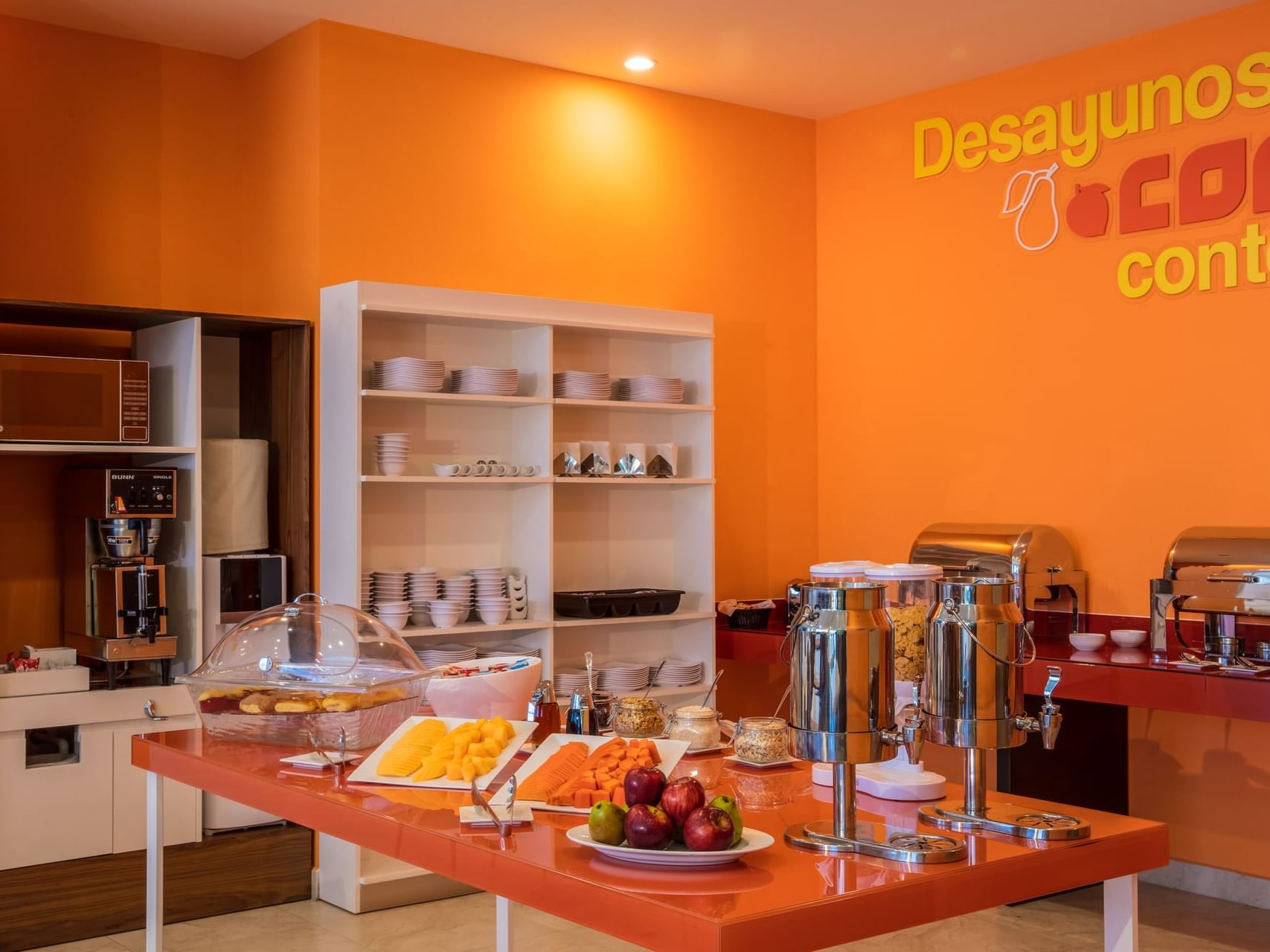 Envases de frutas y cereales en el desayuno buffet de One Hotels