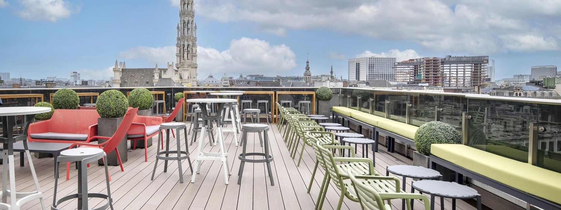 Chaises et tables sur la terrasse sur le toit de la suite Grand-Place du Warwick Grand-Place Brussels.