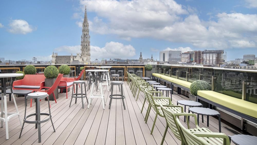 Chaises et tables sur la terrasse sur le toit de la suite Grand-Place du Warwick Grand-Place Brussels.
